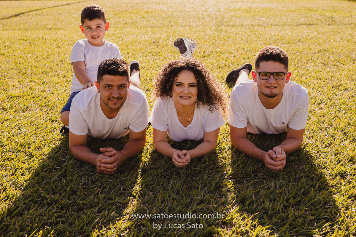 Ensaio de família realizado em sítio na região de São Gotardo-MG. Fotos de família. Roupas para ensaio de família. 