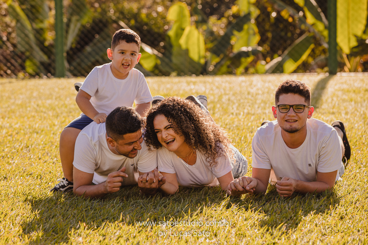 Ensaio de família realizado em sítio na região de São Gotardo-MG. Fotos de família. Roupas para ensaio de família. 