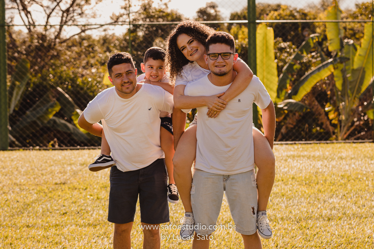 Ensaio de família realizado em sítio na região de São Gotardo-MG. Fotos de família. Roupas para ensaio de família. 