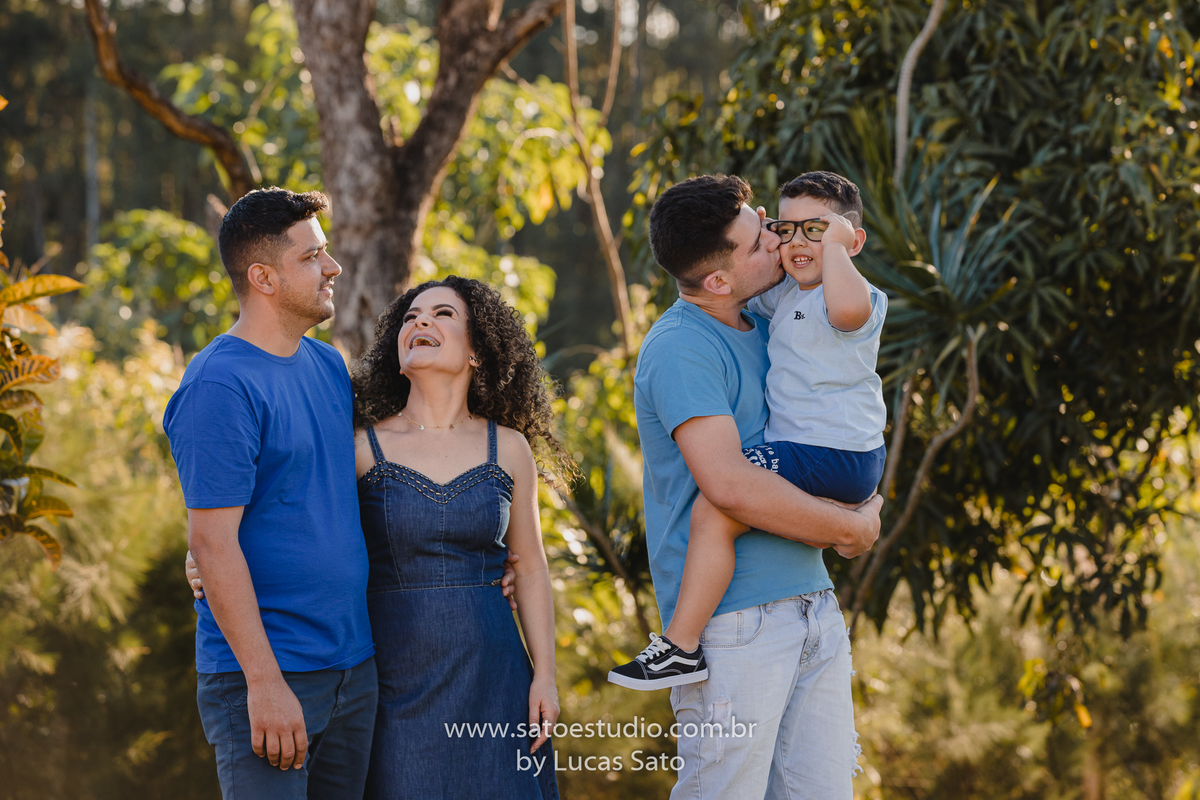 Ensaio de família realizado em sítio na região de São Gotardo-MG. Fotos de família. Roupas para ensaio de família. 