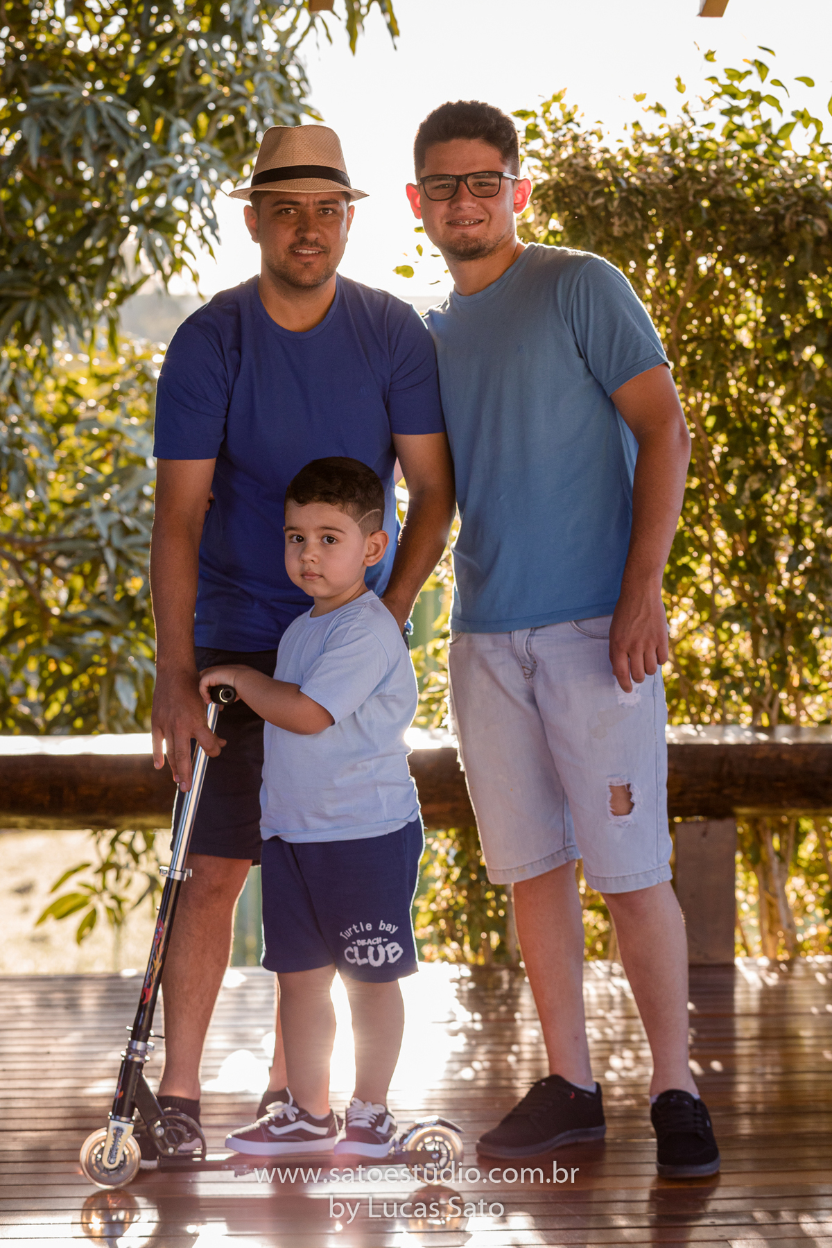 Ensaio de família realizado em sítio na região de São Gotardo-MG. Fotos de família. Roupas para ensaio de família. 