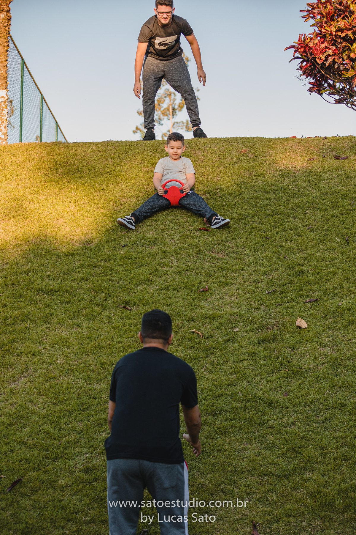 Ensaio de família realizado em sítio na região de São Gotardo-MG. Fotos de família. Roupas para ensaio de família. 
