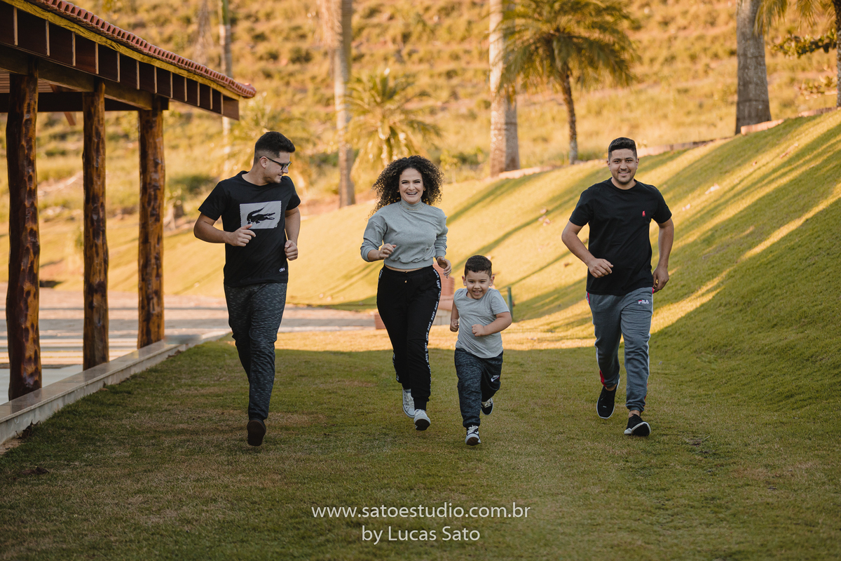 Ensaio de família realizado em sítio na região de São Gotardo-MG. Fotos de família. Roupas para ensaio de família. 