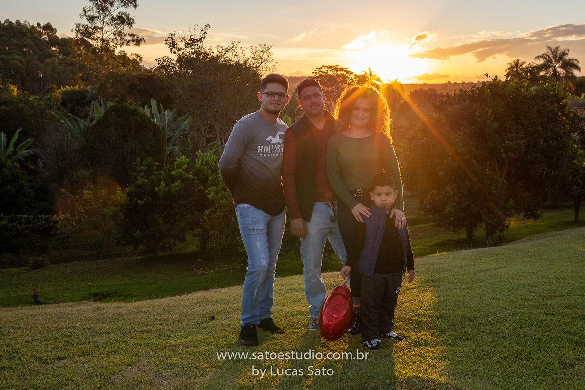 Ensaio de família realizado em sítio na região de São Gotardo-MG. Fotos de família. Roupas para ensaio de família. 