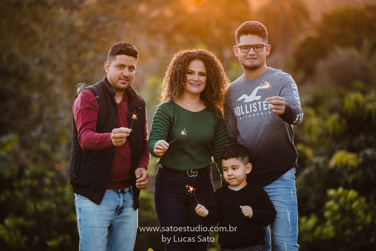 Ensaio de família realizado em sítio na região de São Gotardo-MG. Fotos de família. Roupas para ensaio de família. 
