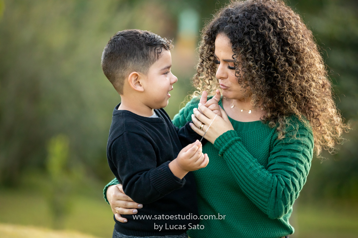 Ensaio de família realizado em sítio na região de São Gotardo-MG. Fotos de família. Roupas para ensaio de família. 