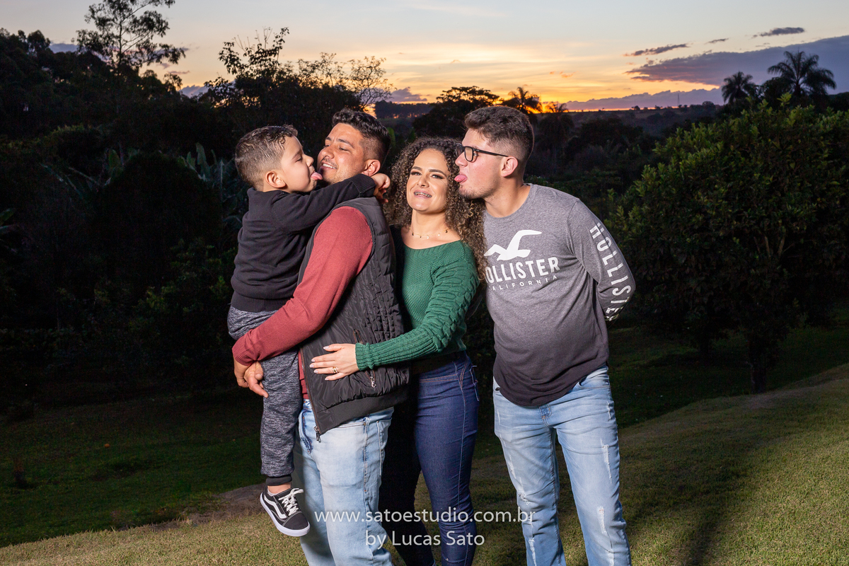 Ensaio de família realizado em sítio na região de São Gotardo-MG. Fotos de família. Roupas para ensaio de família. 