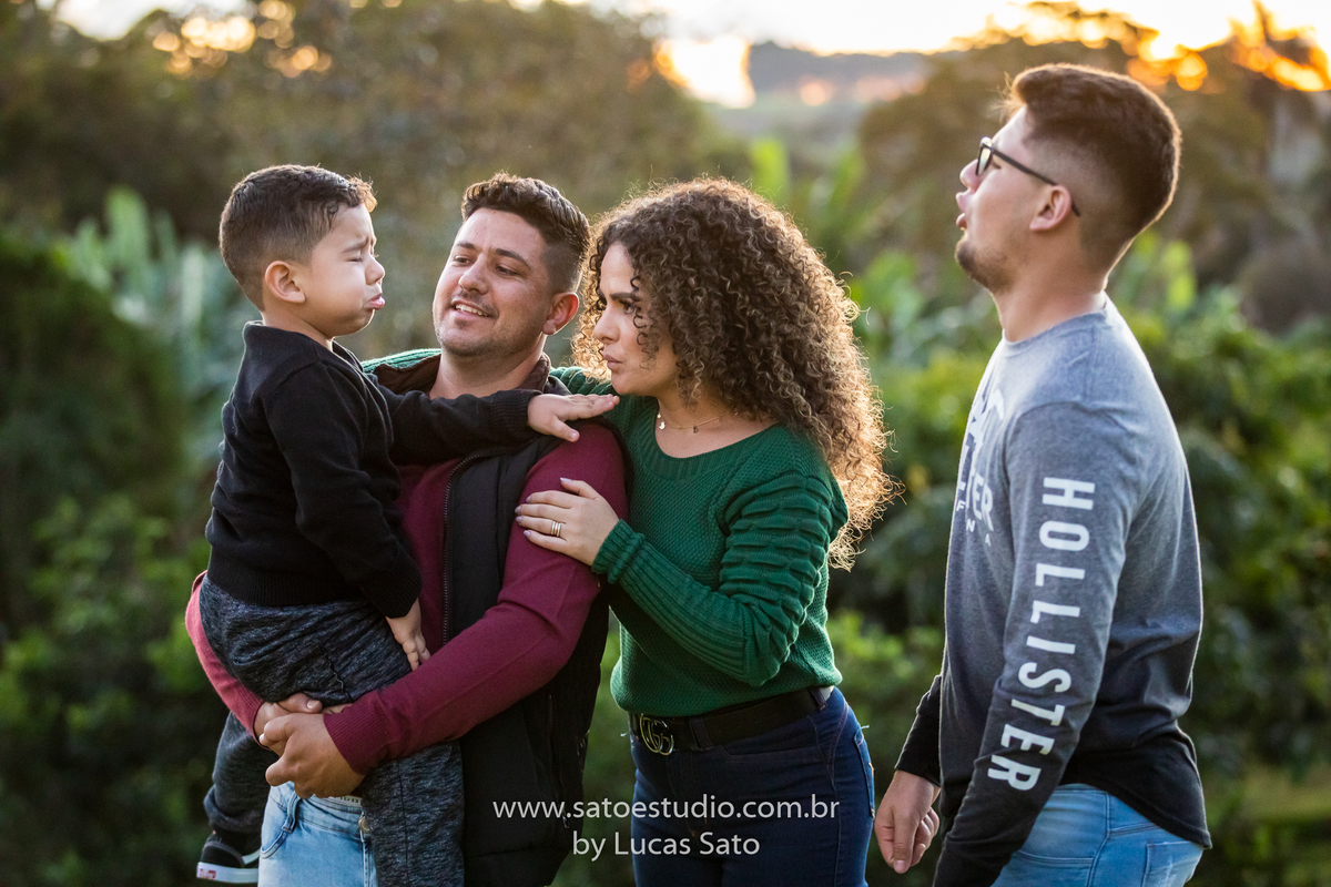 Ensaio de família realizado em sítio na região de São Gotardo-MG. Fotos de família. Roupas para ensaio de família. 