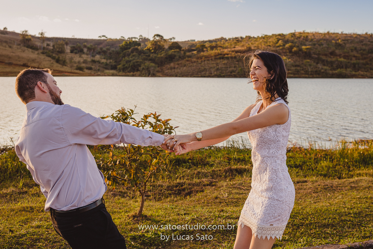 Fotografia de ensaio após o casamento civil realizado em São Gotardo-MG. Fotos de casal para ensaio namorando.