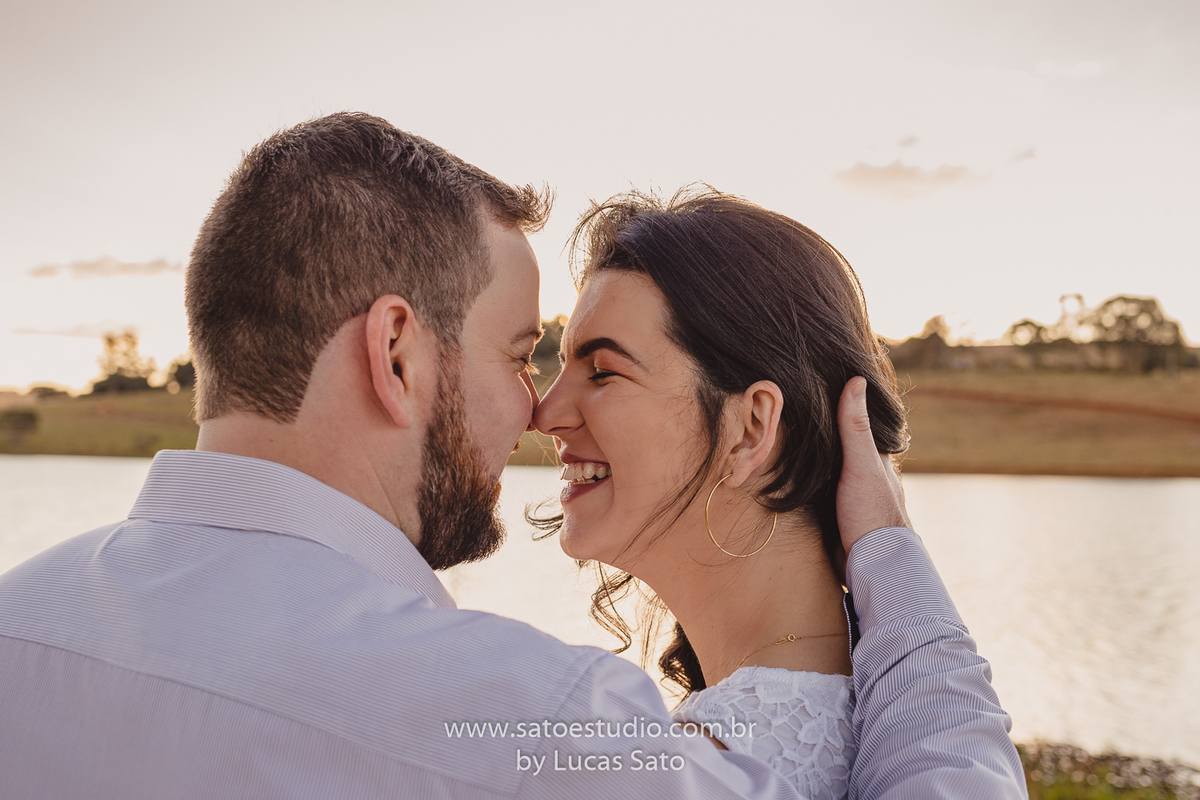 Fotografia de ensaio após o casamento civil realizado em São Gotardo-MG. Fotos de casal para ensaio namorando.