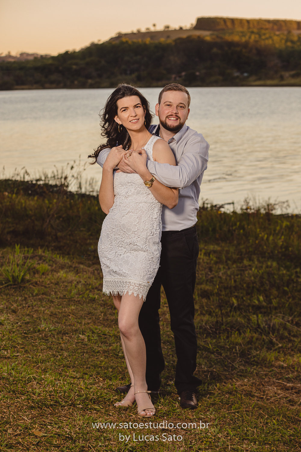 Fotografia de ensaio após o casamento civil realizado em São Gotardo-MG. Fotos de casal para ensaio namorando.