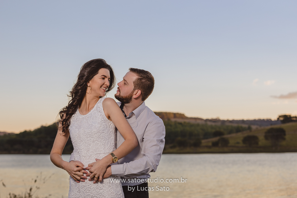 Fotografia de ensaio após o casamento civil realizado em São Gotardo-MG. Fotos de casal para ensaio namorando.