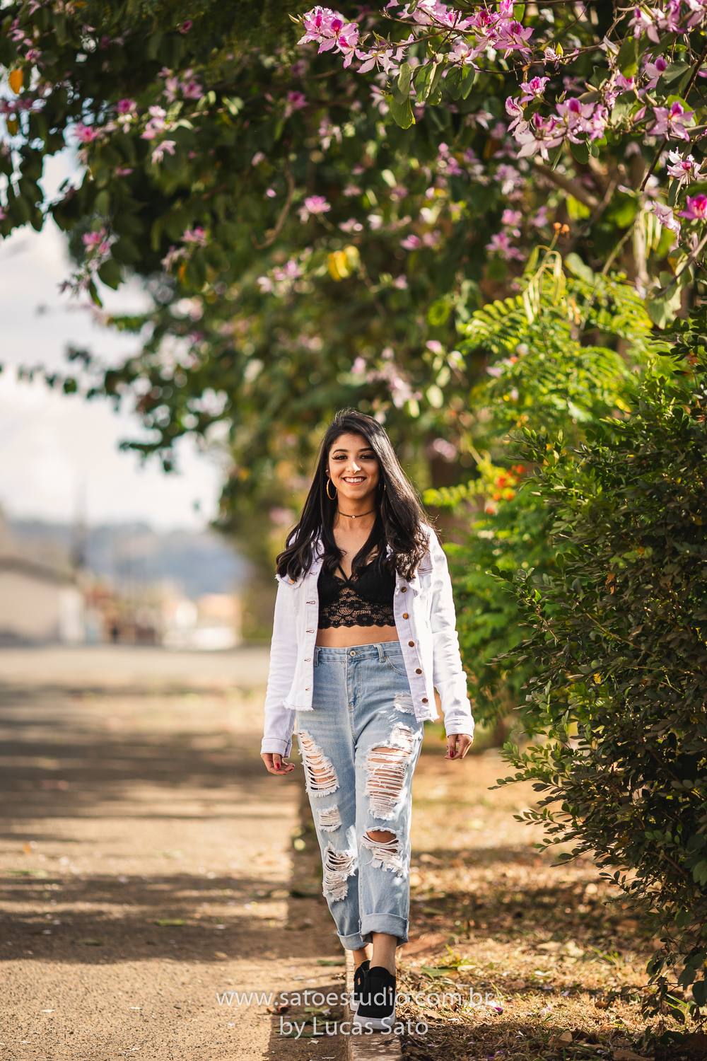 Ensaio de 15 anos ou book realizado no município de São Gotardo-MG com vestido branco e casual. Looks para ensaio de 15 anos, feminino.
Fotos de ensaio tumblr.