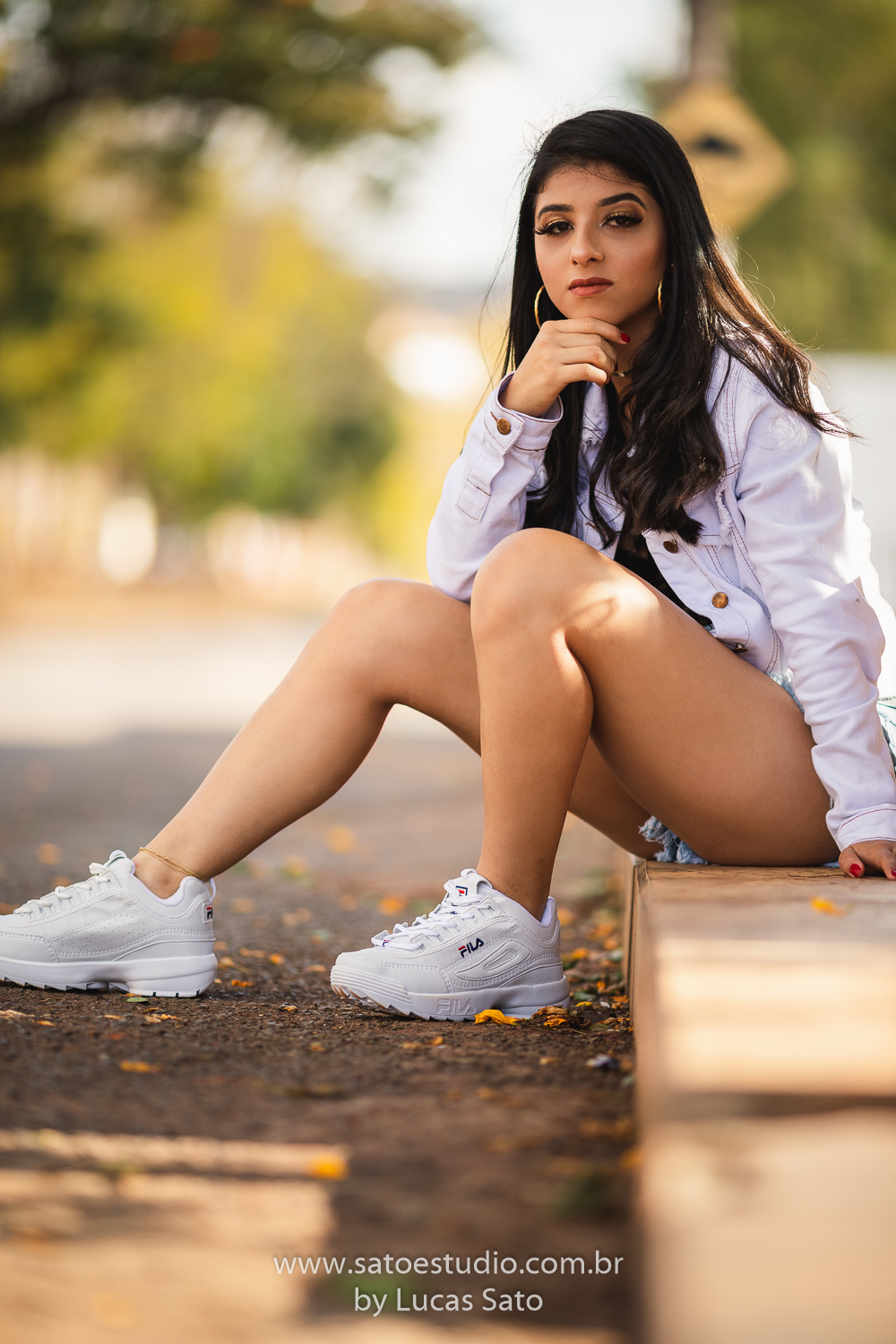 Ensaio de 15 anos ou book realizado no município de São Gotardo-MG com vestido branco e casual. Looks para ensaio de 15 anos, feminino.
Fotos de ensaio tumblr.