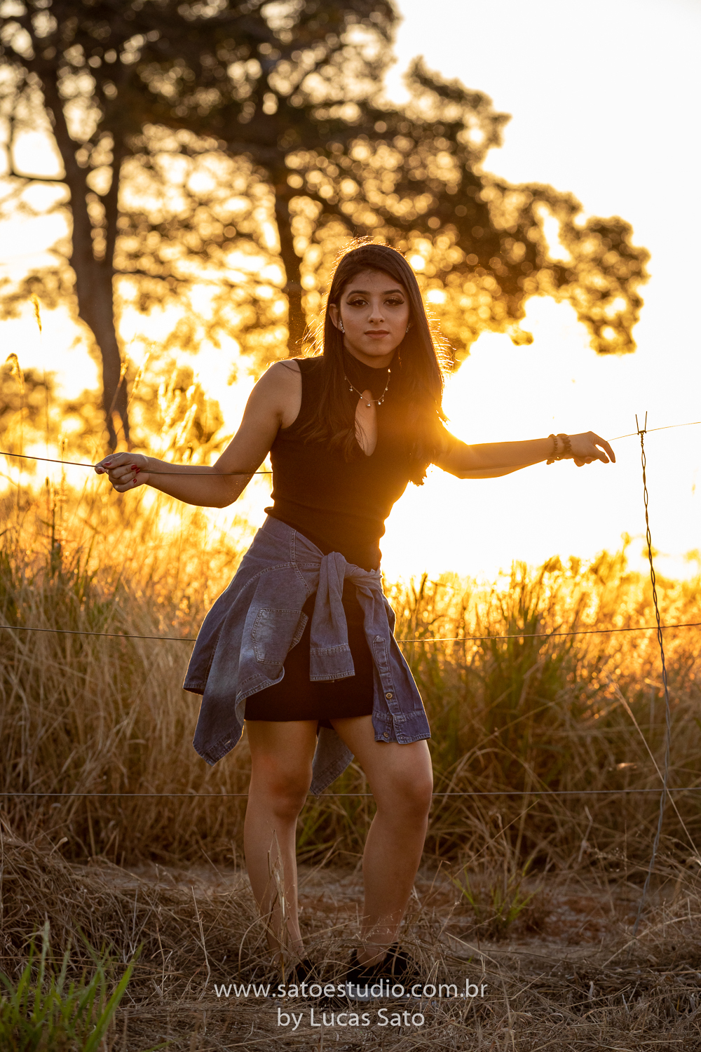 Ensaio de 15 anos ou book realizado no município de São Gotardo-MG com vestido branco e casual. Looks para ensaio de 15 anos, feminino.
Fotos de ensaio tumblr.