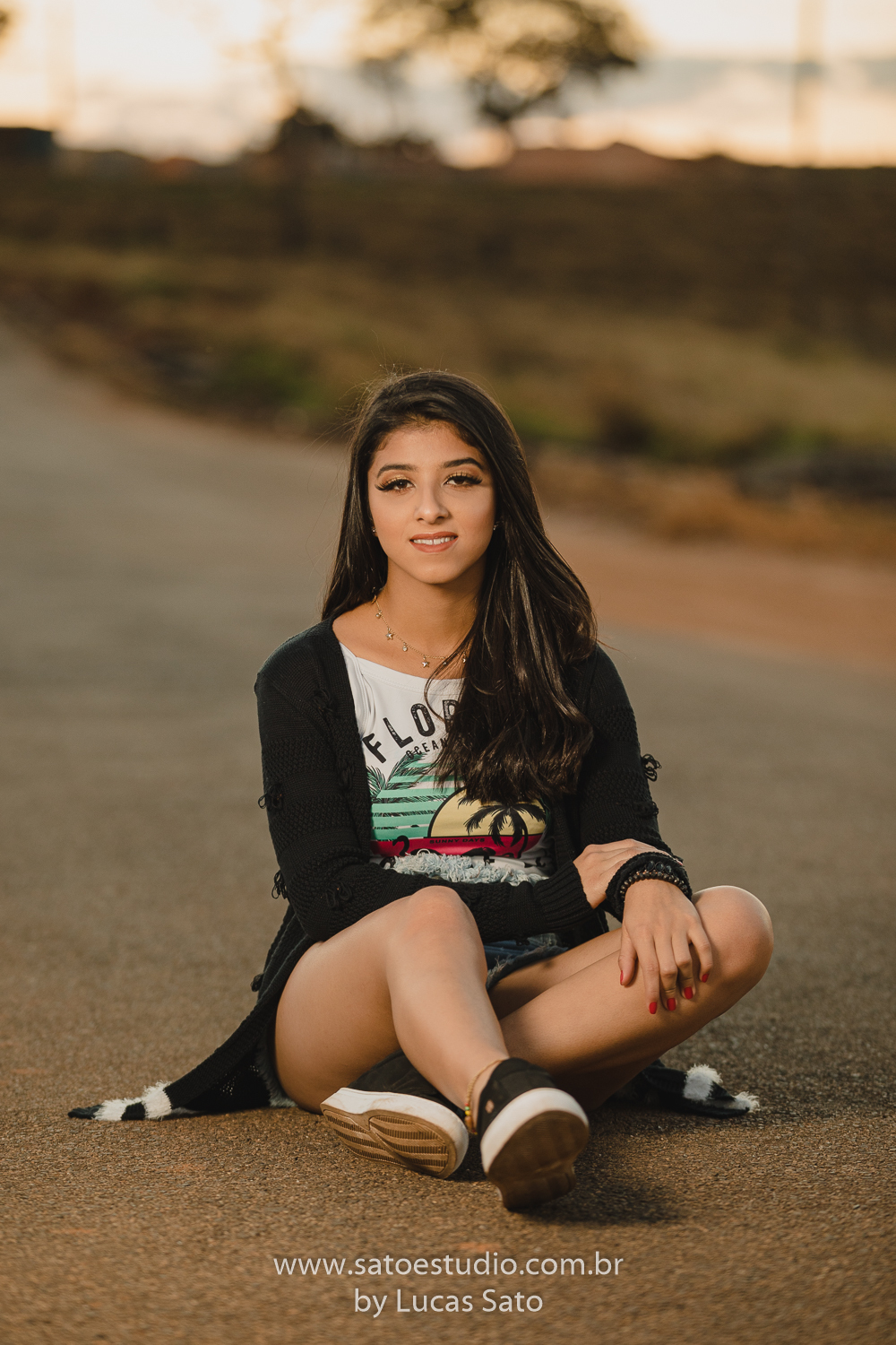 Ensaio de 15 anos ou book realizado no município de São Gotardo-MG com vestido branco e casual. Looks para ensaio de 15 anos, feminino.
Fotos de ensaio tumblr.