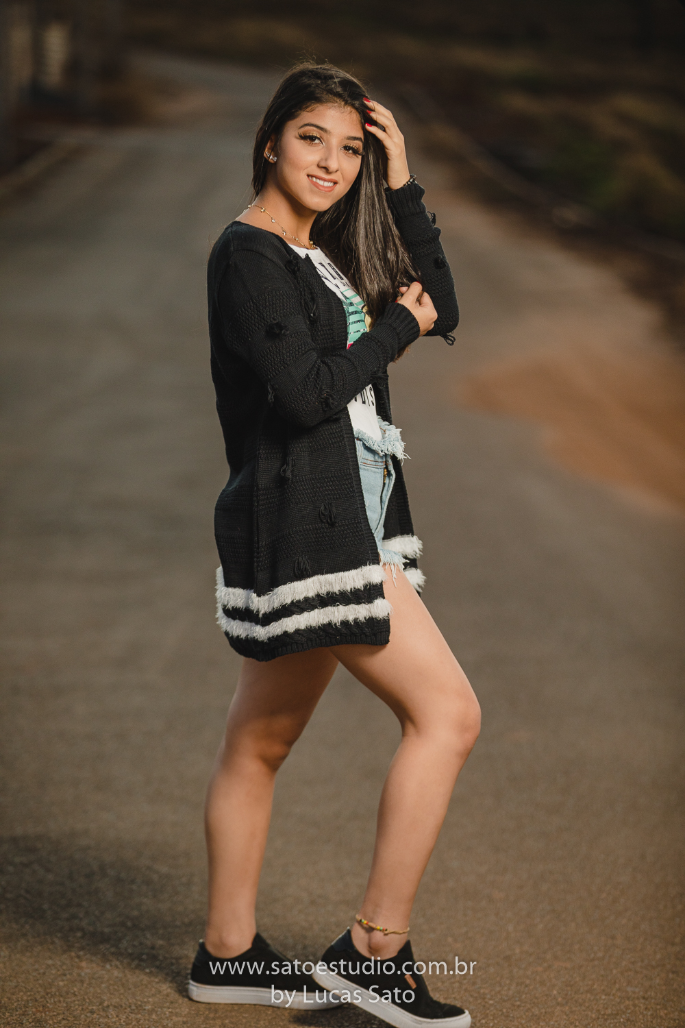 Ensaio de 15 anos ou book realizado no município de São Gotardo-MG com vestido branco e casual. Looks para ensaio de 15 anos, feminino.
Fotos de ensaio tumblr.