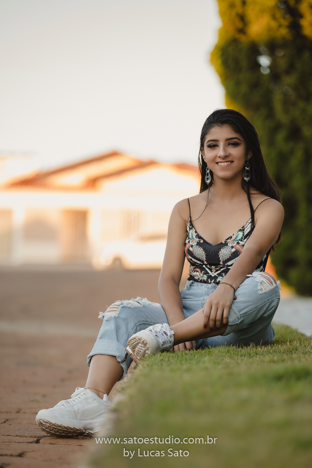 Ensaio de 15 anos ou book realizado no município de São Gotardo-MG com vestido branco e casual. Looks para ensaio de 15 anos, feminino.
Fotos de ensaio tumblr.