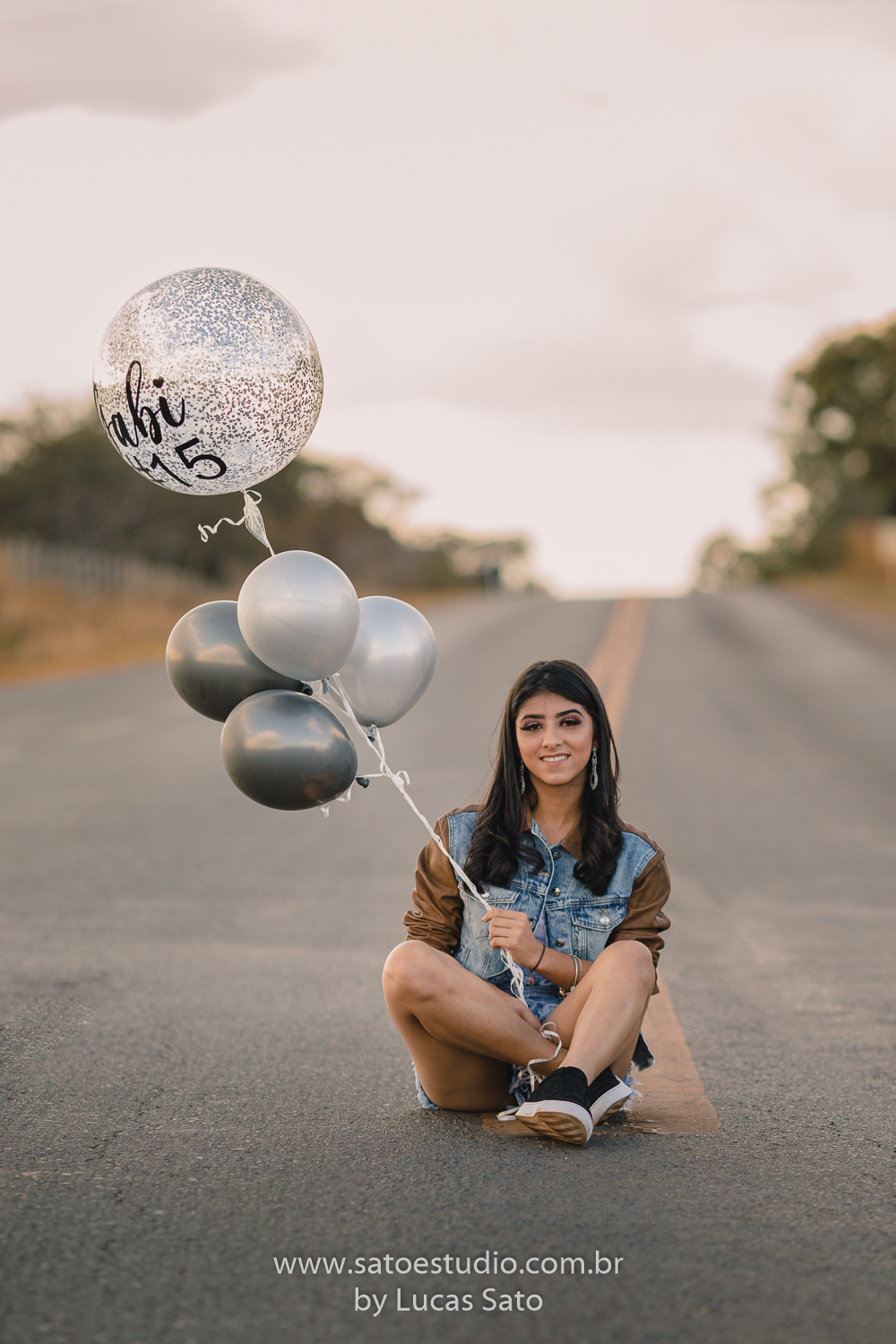 Ensaio de 15 anos ou book realizado no município de São Gotardo-MG com vestido branco e casual. Looks para ensaio de 15 anos, feminino.
Fotos de ensaio tumblr.