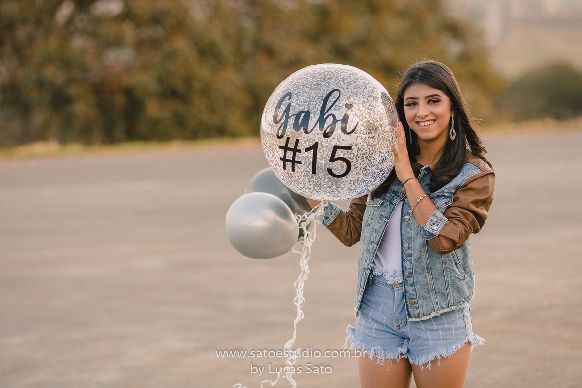 Ensaio de 15 anos ou book realizado no município de São Gotardo-MG com vestido branco e casual. Looks para ensaio de 15 anos, feminino.
Fotos de ensaio tumblr.