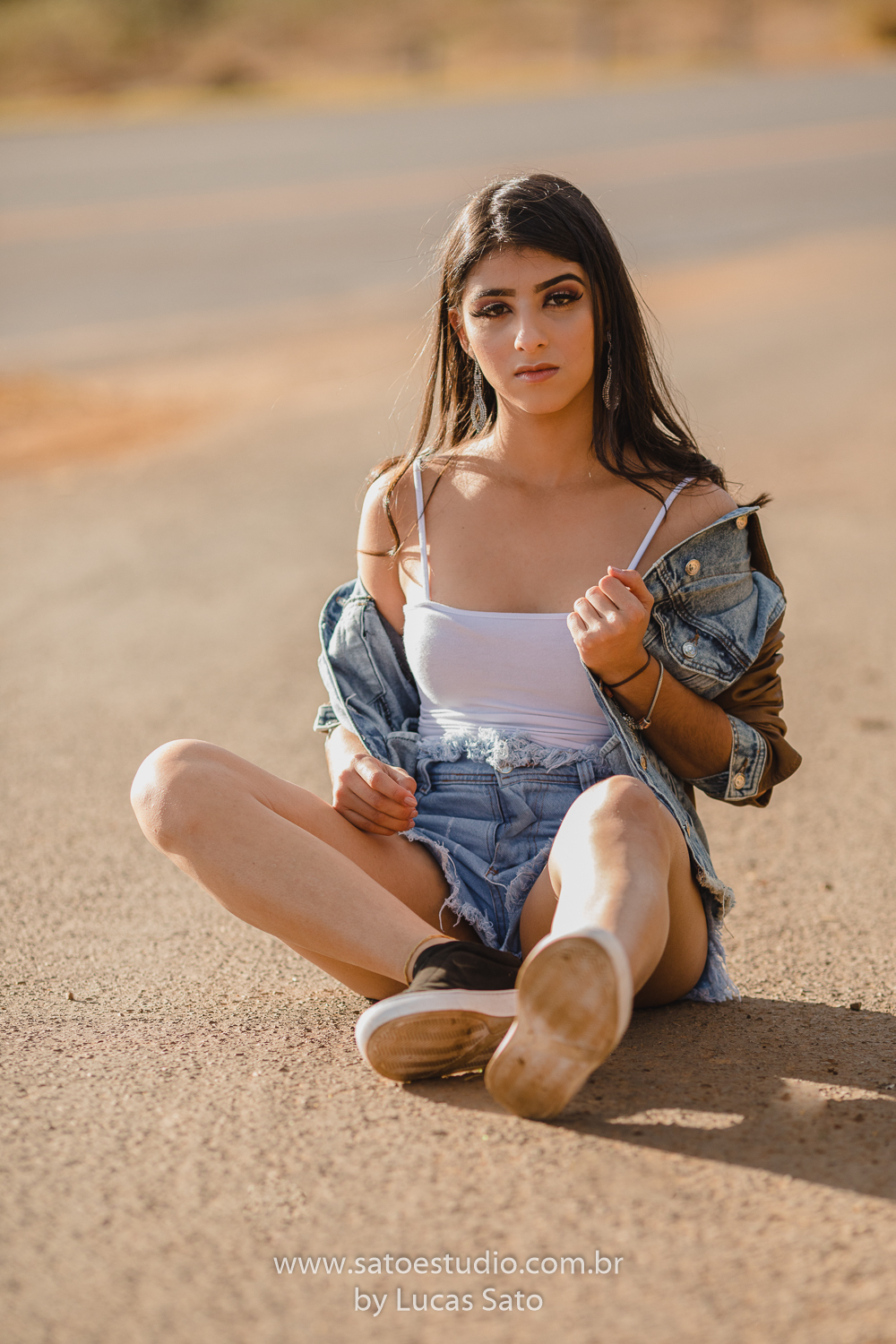 Ensaio de 15 anos ou book realizado no município de São Gotardo-MG com vestido branco e casual. Looks para ensaio de 15 anos, feminino.
Fotos de ensaio tumblr.