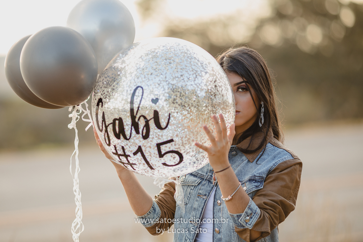 Ensaio de 15 anos ou book realizado no município de São Gotardo-MG com vestido branco e casual. Looks para ensaio de 15 anos, feminino.
Fotos de ensaio tumblr.