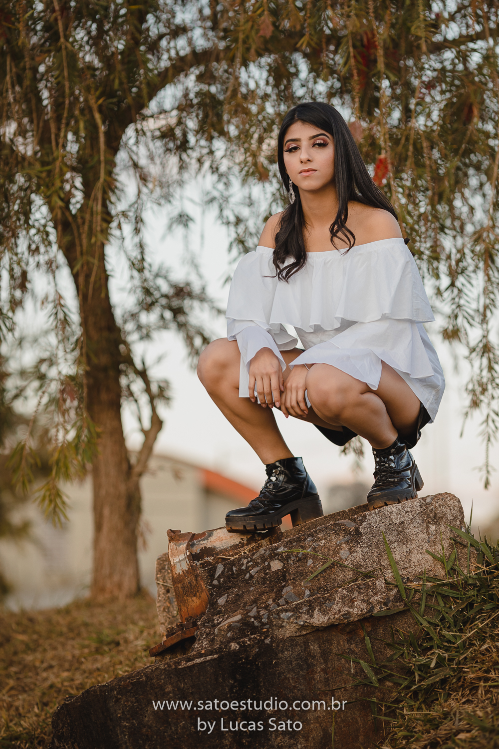 Ensaio de 15 anos ou book realizado no município de São Gotardo-MG com vestido branco e casual. Looks para ensaio de 15 anos, feminino.
Fotos de ensaio tumblr.