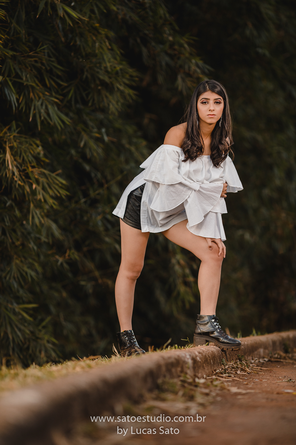 Ensaio de 15 anos ou book realizado no município de São Gotardo-MG com vestido branco e casual. Looks para ensaio de 15 anos, feminino.
Fotos de ensaio tumblr.
