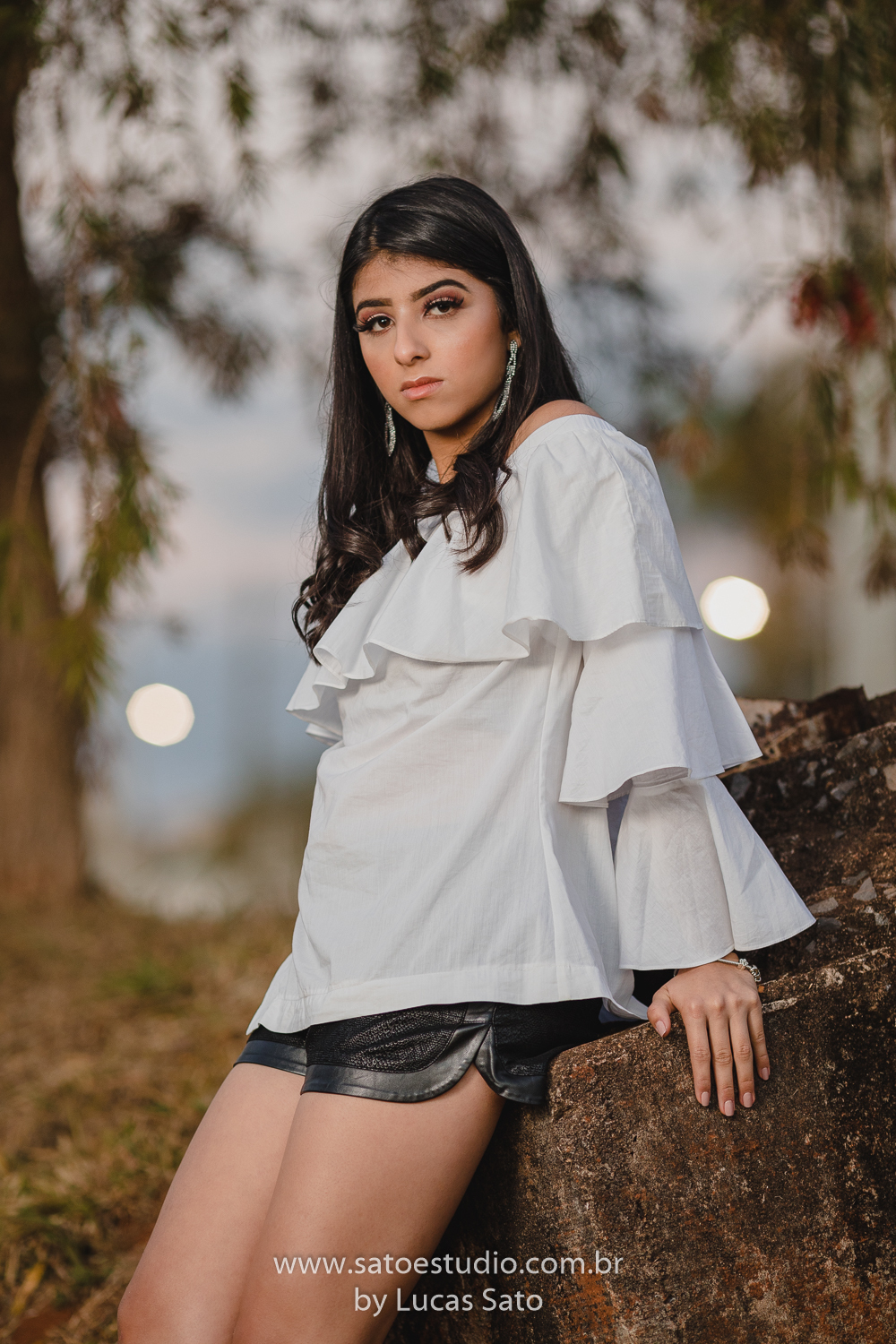 Ensaio de 15 anos ou book realizado no município de São Gotardo-MG com vestido branco e casual. Looks para ensaio de 15 anos, feminino.
Fotos de ensaio tumblr.