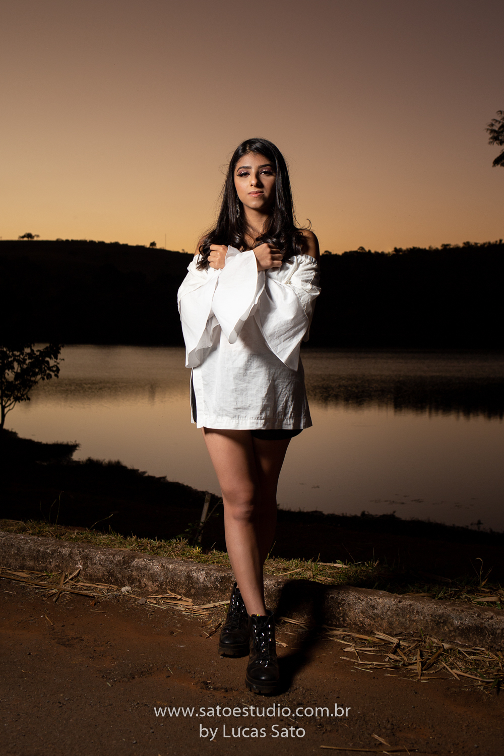Ensaio de 15 anos ou book realizado no município de São Gotardo-MG com vestido branco e casual. Looks para ensaio de 15 anos, feminino.
Fotos de ensaio tumblr.