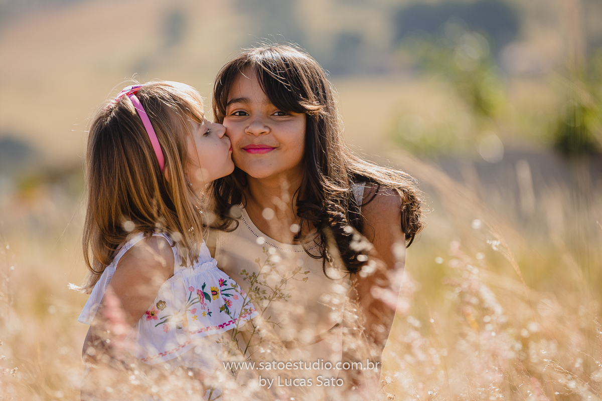 Ensaio fotográfico com irmãs realizado no município de São Gotardo-MG, no jardim das flores.