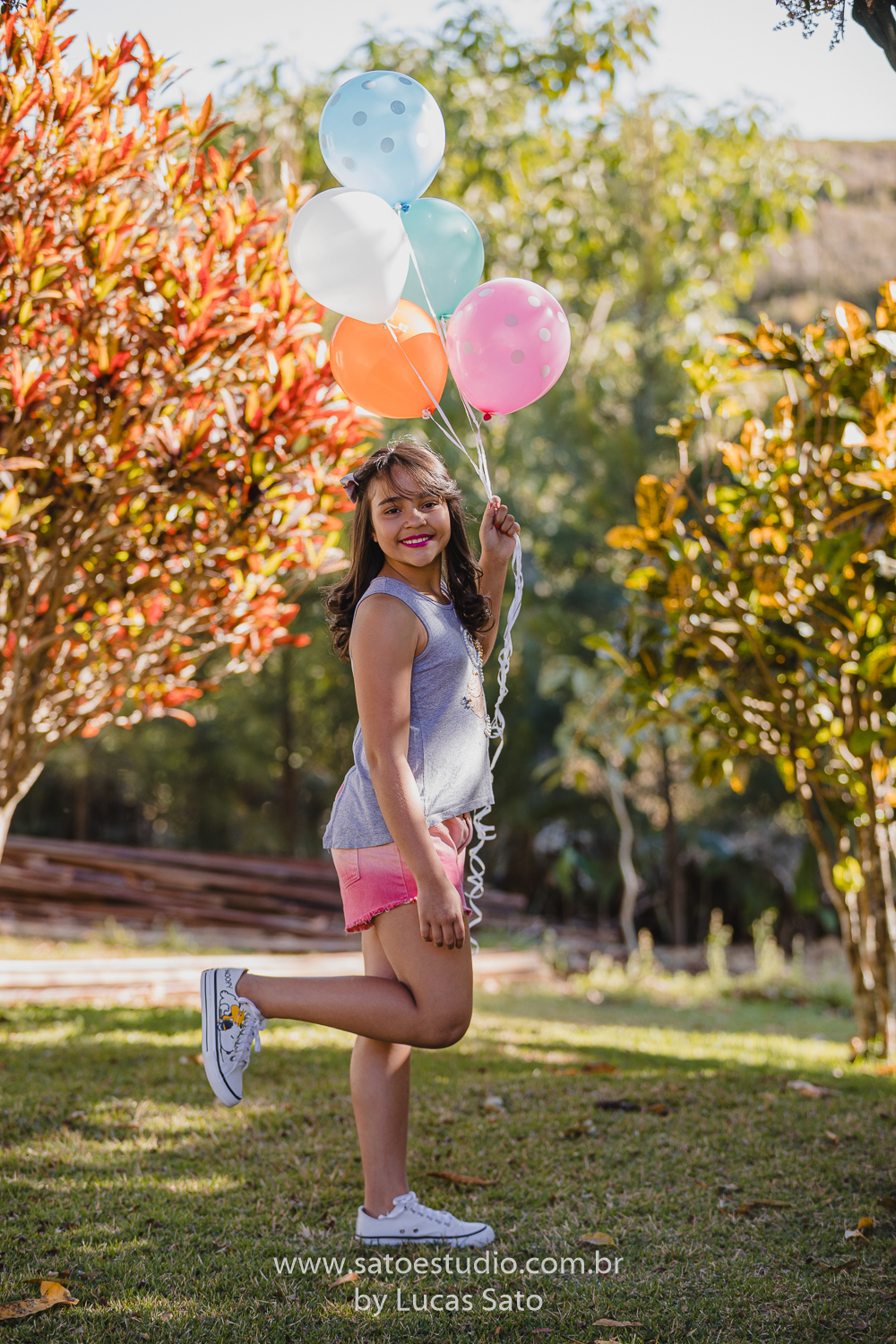 Ensaio fotográfica de família realizado no município de São Gotardo-MG, foto de família feliz. Foto com espontaneidade e alegria. Foto com balão.