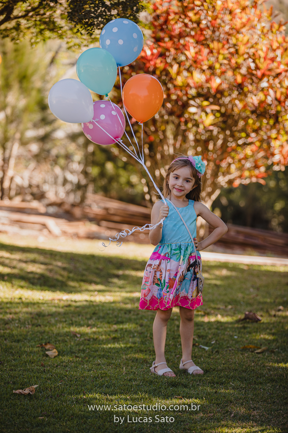 Ensaio fotográfica de família realizado no município de São Gotardo-MG, foto de família feliz. Foto com espontaneidade e alegria. Foto com balão de gás helio.