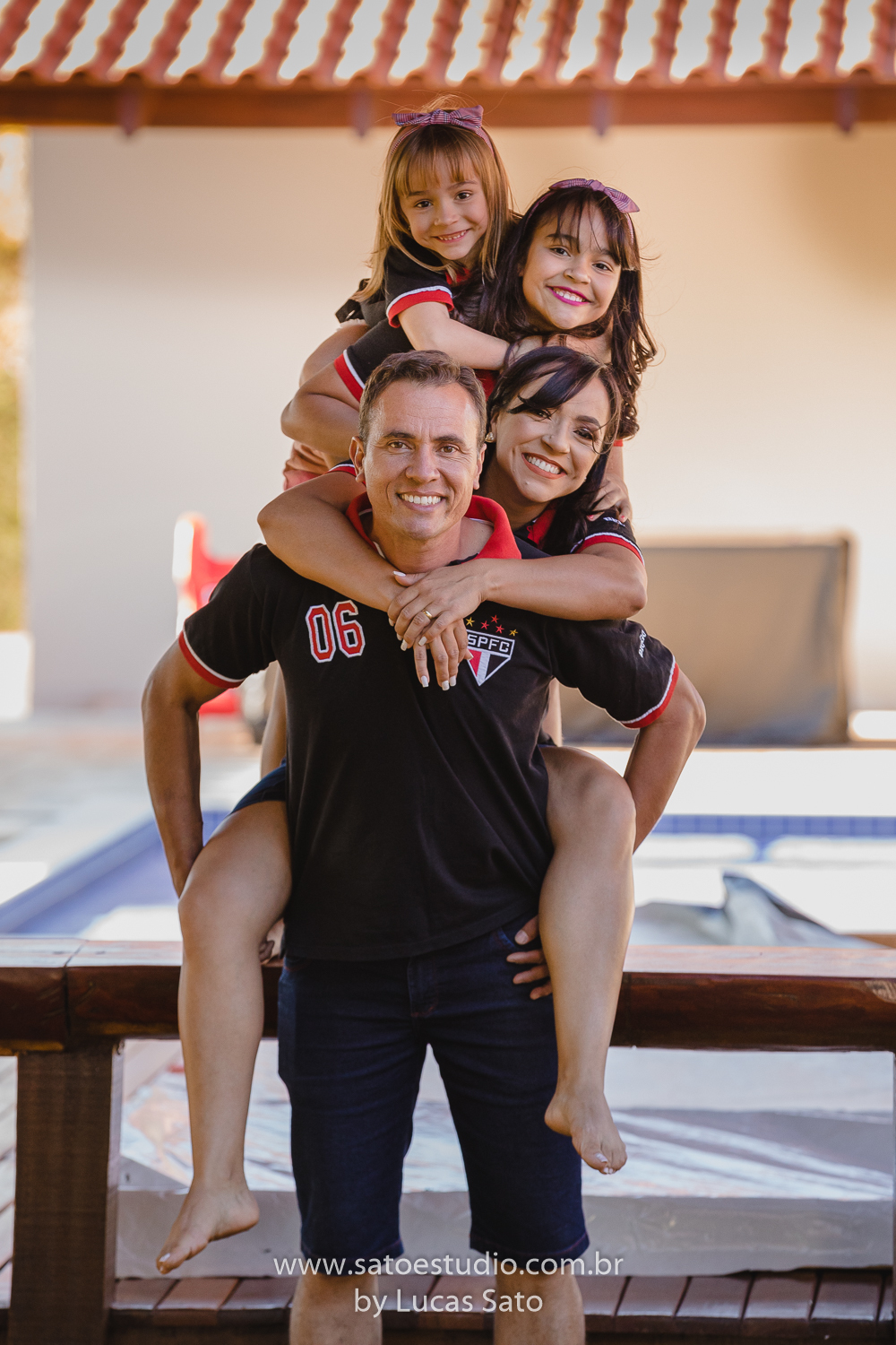 Ensaio fotográfica de família realizado no município de São Gotardo-MG, foto de família feliz. Foto com espontaneidade e alegria.