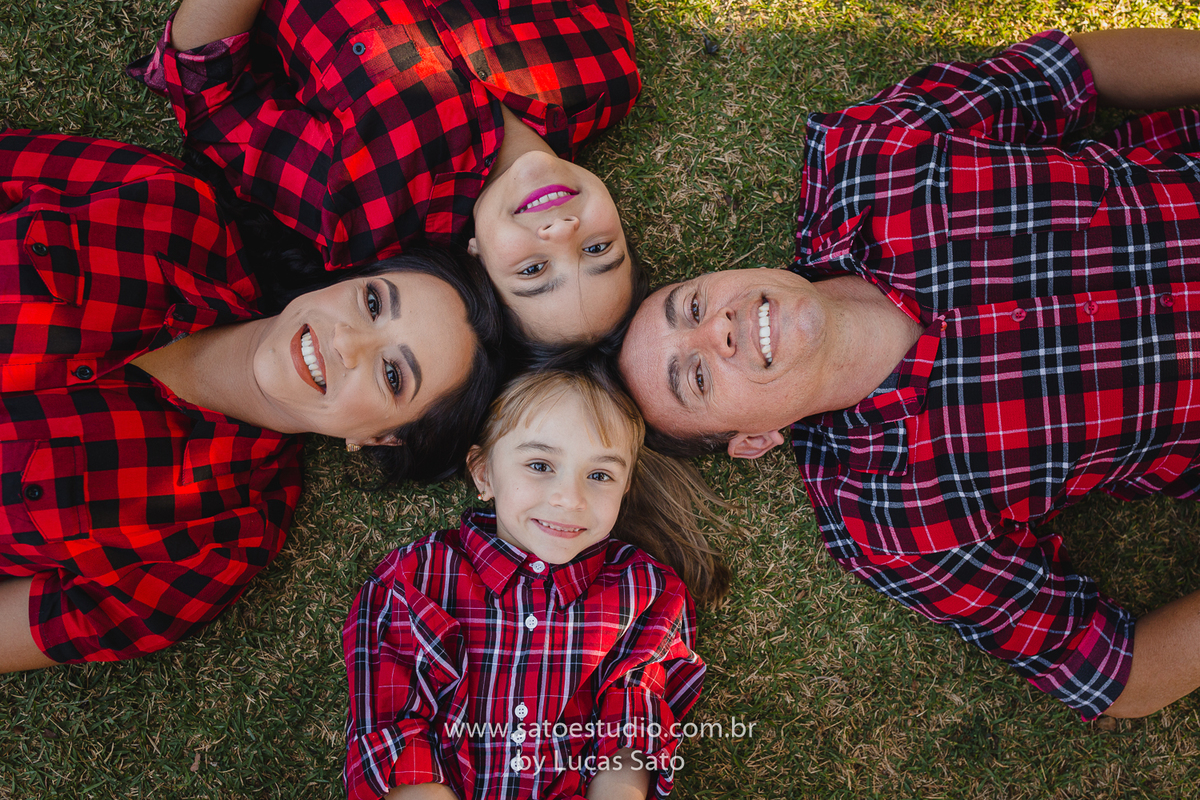 Ensaio fotográfica de família realizado no município de São Gotardo-MG, foto de família feliz. Foto com espontaneidade e alegria.