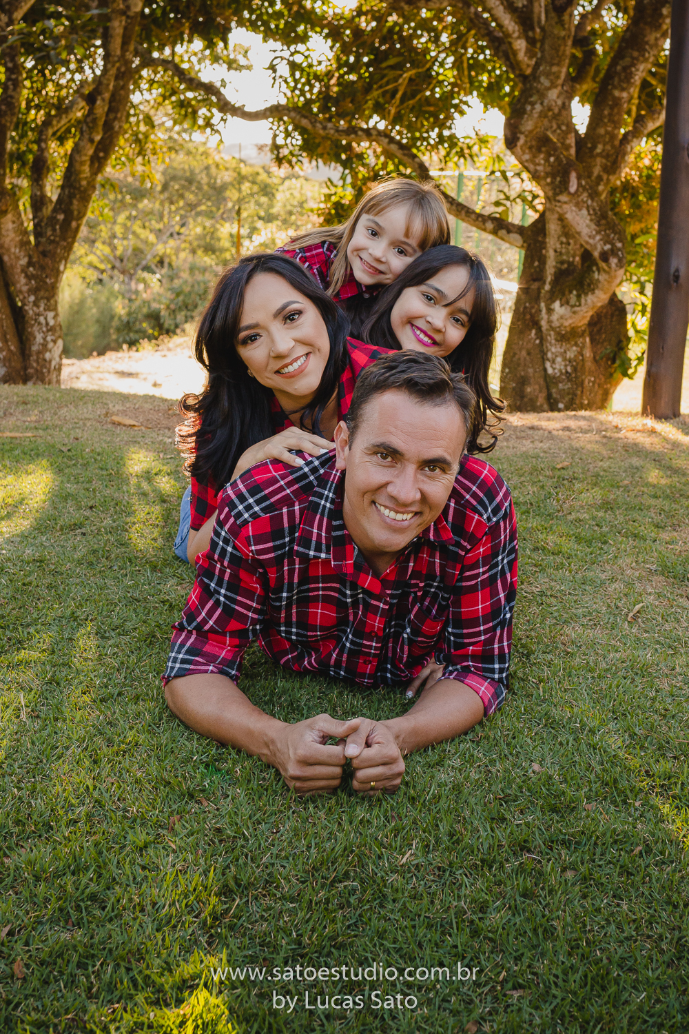 Ensaio fotográfica de família realizado no município de São Gotardo-MG, foto de família feliz. Foto com espontaneidade e alegria.