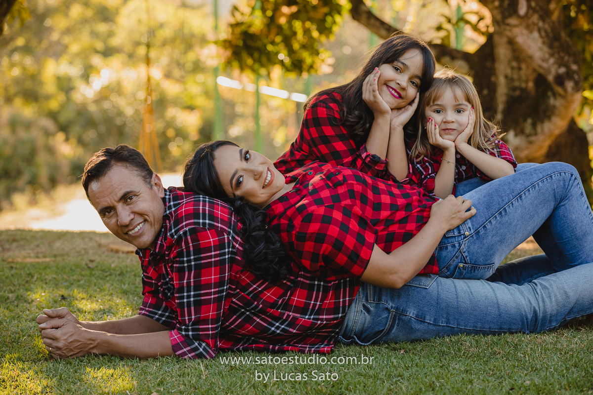 Ensaio fotográfica de família realizado no município de São Gotardo-MG, foto de família feliz. Foto com espontaneidade e alegria.