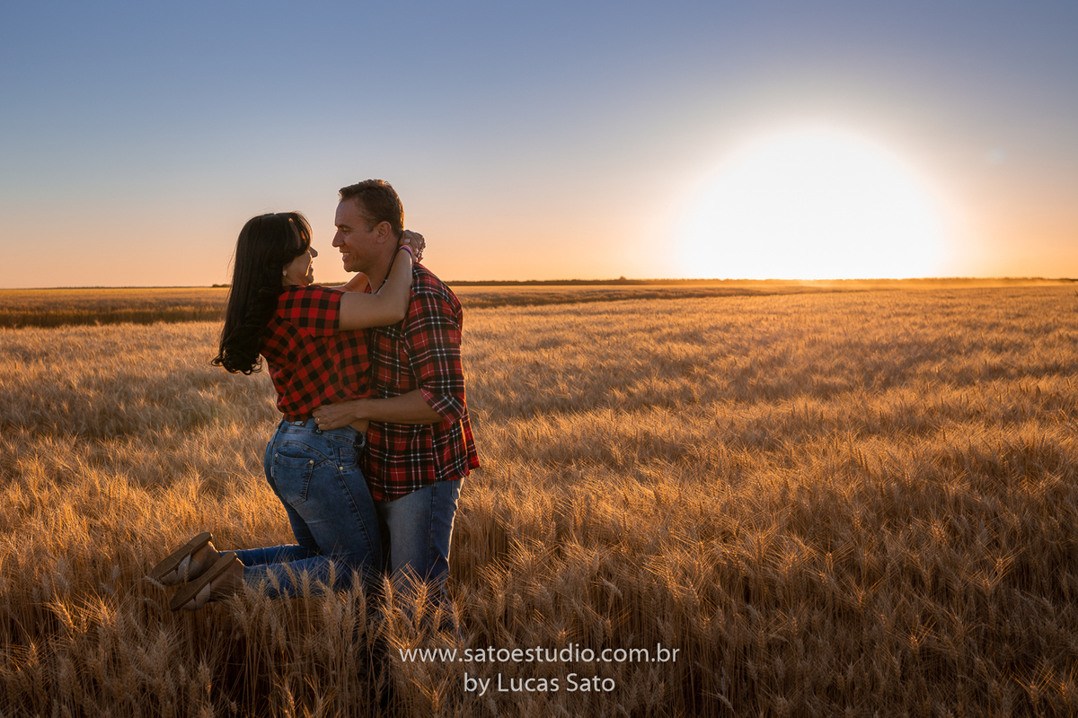Ensaio fotográfica de família realizado no município de São Gotardo-MG, foto de família feliz. Foto com espontaneidade e alegria. Foto de família no trigo.