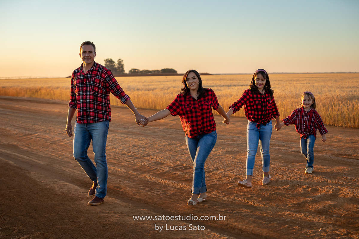 Ensaio fotográfica de família realizado no município de São Gotardo-MG, foto de família feliz. Foto com espontaneidade e alegria. Foto de família no trigo.