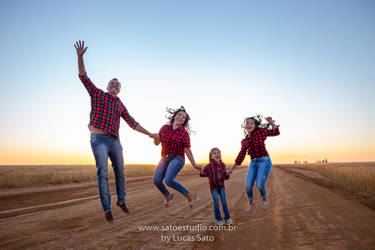 Ensaio fotográfica de família realizado no município de São Gotardo-MG, foto de família feliz. Foto com espontaneidade e alegria. Foto de família no trigo.