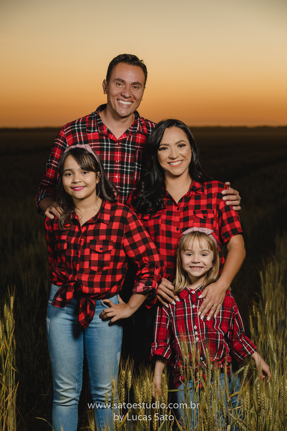 Ensaio fotográfica de família realizado no município de São Gotardo-MG, foto de família feliz. Foto com espontaneidade e alegria. Foto de família no trigo.