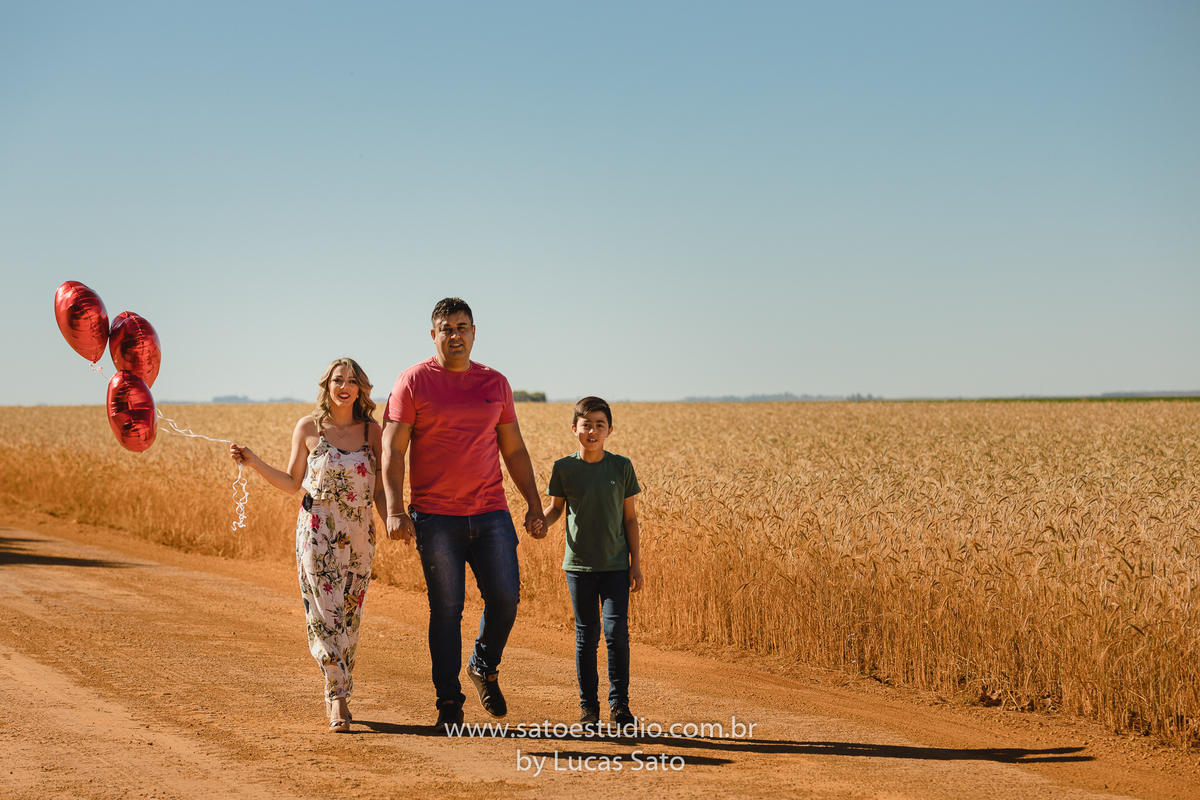 Ensaio fotográfico de família realizado no município de São Gotardo-MG. Fotos no trigo e na cidade de São Gotardo.
Retrato de família. Família feliz. Fotos espontâneas de família.