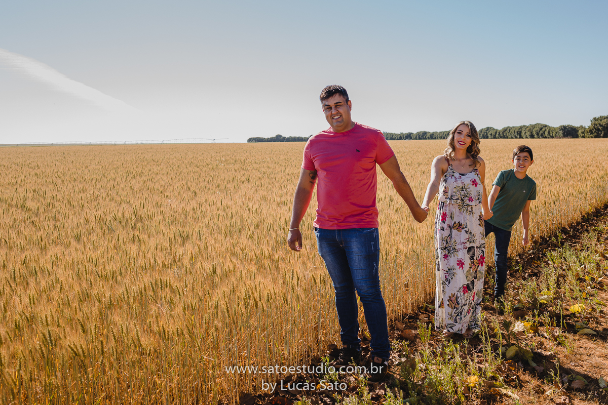 Ensaio fotográfico de família realizado no município de São Gotardo-MG. Fotos no trigo e na cidade de São Gotardo.
Retrato de família. Família feliz. Fotos espontâneas de família.