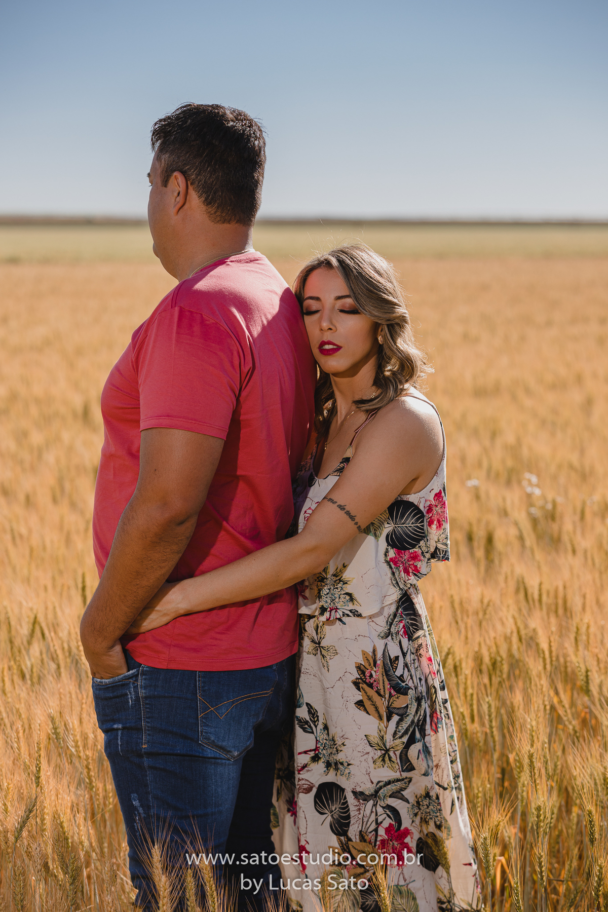 Ensaio fotográfico de família realizado no município de São Gotardo-MG. Fotos no trigo e na cidade de São Gotardo.
Retrato de família. Família feliz. Fotos espontâneas de família.