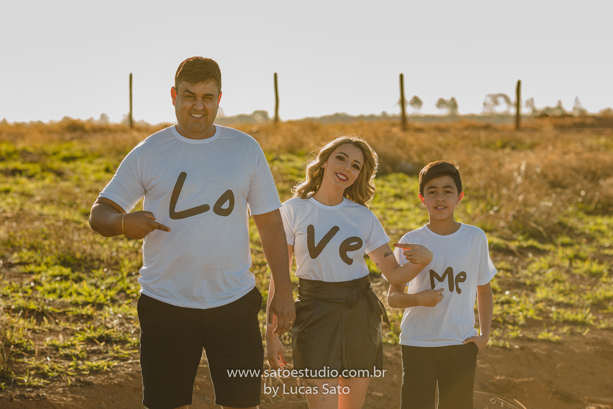 Ensaio fotográfico de família realizado no município de São Gotardo-MG. Fotos no trigo e na cidade de São Gotardo.
Retrato de família. Família feliz. Fotos espontâneas de família.