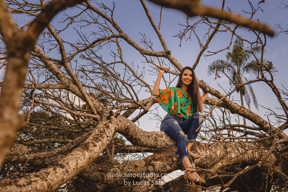 Ensaio de 15 anos realizado num árvore linda e gigante no sítio do avô da Thalita. Ensaio no sítio em São Gotardo-MG