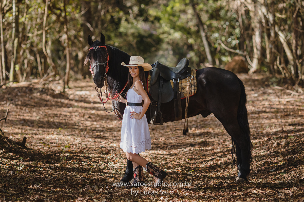 Ensaio 15 anos com cavalo e chapéu no estilo country. Book de 15 anos para eternizar a fase mais linda, os 15 anos.