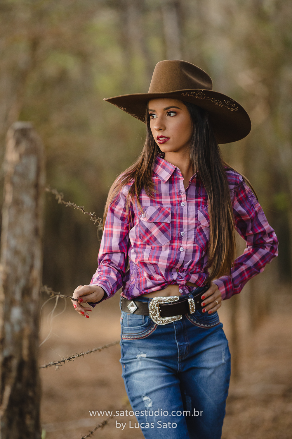 Ensaio 15 anos no estilo country com chapéu e botas da loja Velho Oeste localizada em São Gotardo-MG
