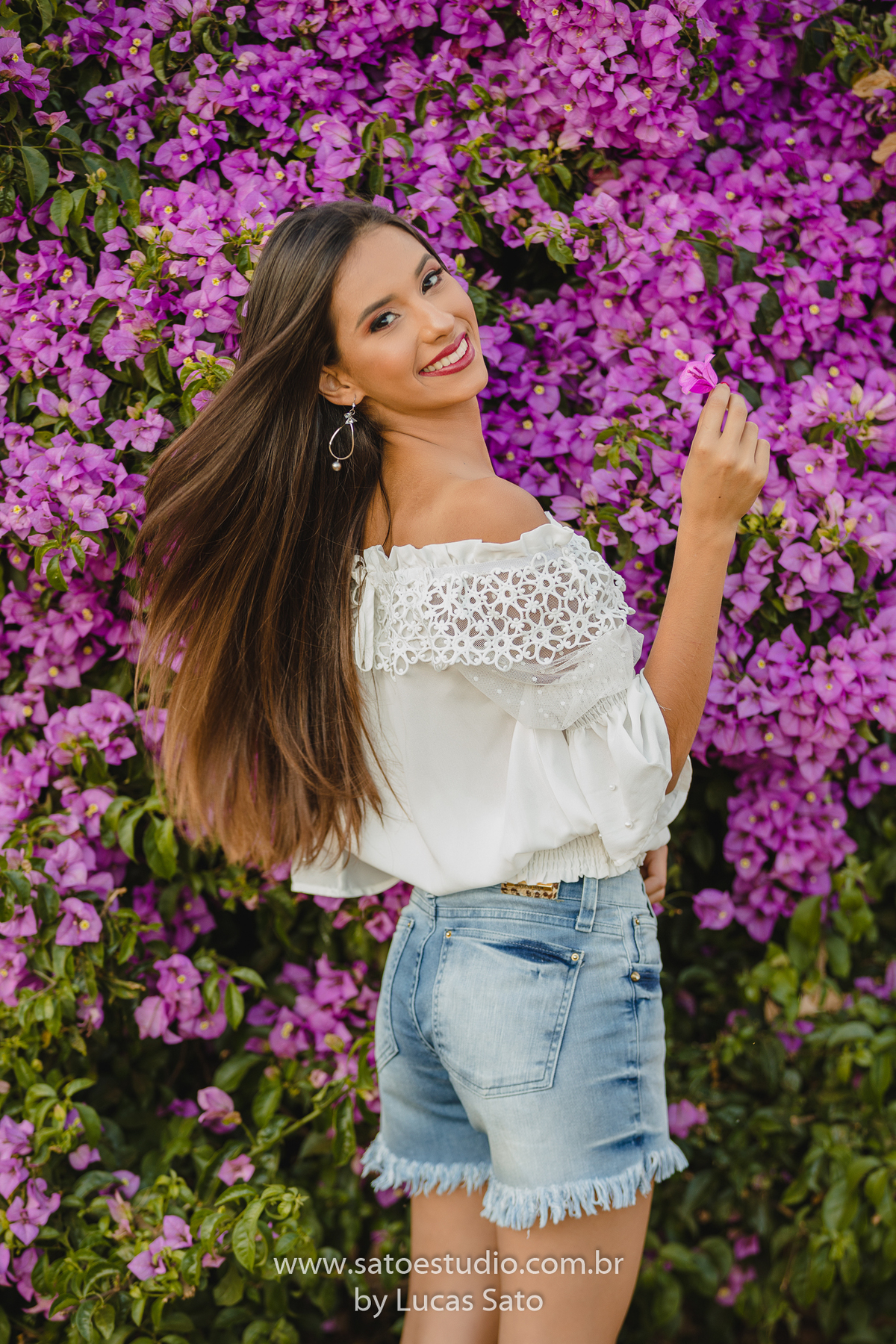 Book de 15 anos com fundo de flores rosas.