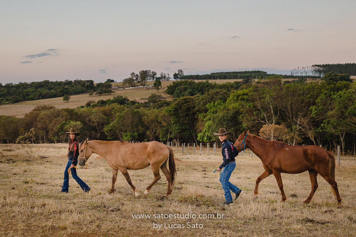 Ensaio 15 anos com cavalos e a família situado no município de São Gotardo-MG